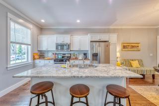 LAKE ESCAPE cottage located 5 blocks to Lake Michigan with Blue Stairs beach access - South Haven - 4