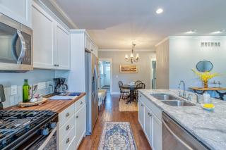 LAKE ESCAPE cottage located 5 blocks to Lake Michigan with Blue Stairs beach access - South Haven - 2