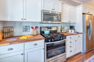 LAKE ESCAPE cottage located 5 blocks to Lake Michigan with Blue Stairs beach access - South Haven - 1