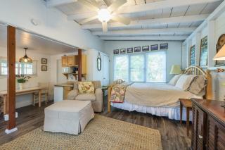 Lakeside Cottage - Right across of Westside County Park with lake access - Fennville - 1
