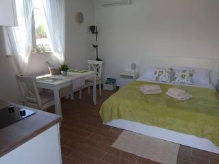 Marija- ground floor studio next to the beach - Betina - 6