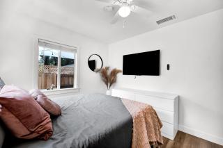 Retro Cottage, Hot Tub, Putting Green, walk to all - Thousand Oaks - 3