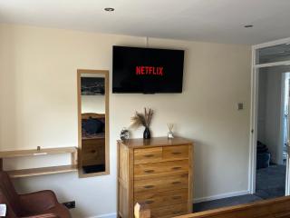 Wilford Charm Spacious 3BR Retreat in Nottingham - 6