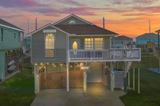 Beach Soulcation: King Bed, Walk to Beach, Community Pool - Galveston - 0
