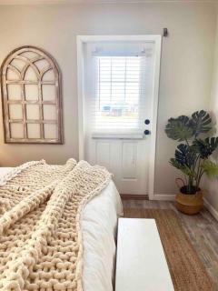 Beach Soulcation: King Bed, Walk to Beach, Community Pool - Galveston - 9