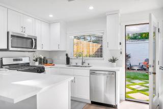Cozy Cottage, Brand New, fully Private, walk to Everything - Thousand Oaks - 2