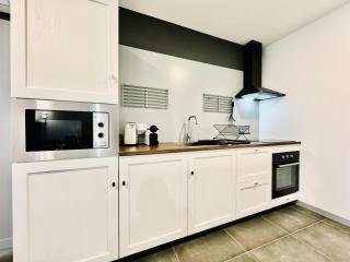 Le Grey - By BEST KEYS - Duplex Spacieux & Fonctionnel - Idéal Télétravail & Séjours Pros - Centre Ville - WiFi Fibre - Netflix - Nespresso - Check-in Autonome - Sens - 4