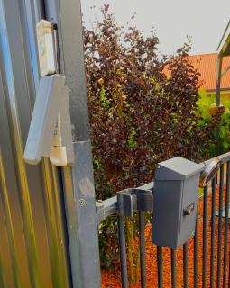 Red Cottage - LARGE MOSTLY SELF-CONTAINED STUDIO ROOM - Toowoomba - 3