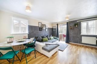 Butterside House - Spacious Retreat with Hot Tub - Kingsnorth - 0