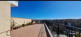 Stanza in superattico, terrazzato, luminoso, accogliente, bagno privato - Rome - 7