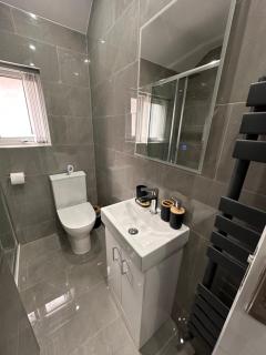R-3 Newly Renovated Private Self Contained Room in Selly Oak Birmingham with own Kitchenette and shared bathroom between two rooms - Birmingham - 4