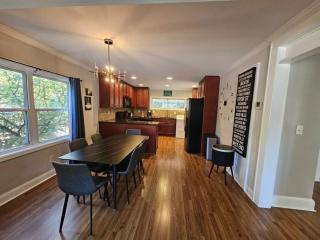Gorgeous 2BR home with Private Backyard - Atlanta - 1