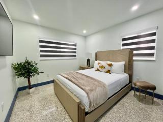 Renovated Villa resort pool, BBQ and Ping Pong Patio - Tamiami - 2