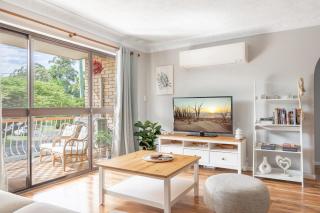 Lovely 2-Bed by Oxenham Park Transport & Shops - Brisbane - 4