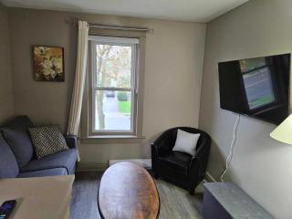 France and Flowers - Private 3-Bed Apartment - Stratford - 7