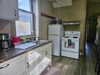 France and Flowers - Private 3-Bed Apartment - Stratford - 8