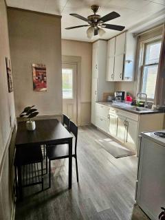 France and Flowers - Private 3-Bed Apartment - Stratford - 9