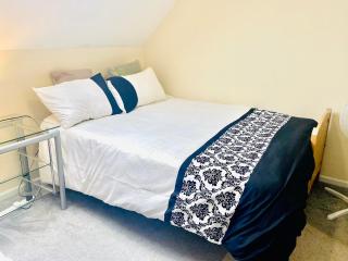 Charming Entire 2-Bedroom House in Milton Keynes - 8