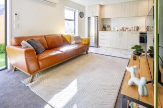 Gorgeous in Green - 2 bed Central Oasis w/king bed - 2