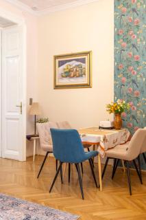 Deluxe Home in Art Nouveau House- with GARAGE - 3