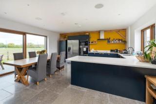 Modern 4 Bed Bungalow - Peaceful Rural Setting Pass the Keys - Elstree - 8