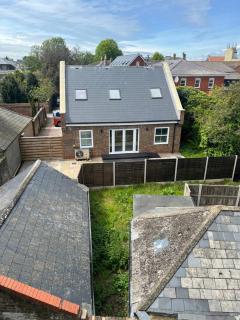 3 Bed Villa Near the Beach - FREE Parking - 8