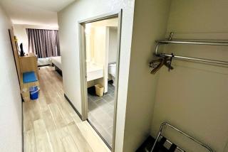 Days Inn by Wyndham Holland - Holland - 1