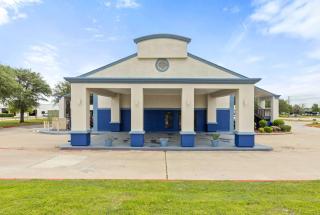 Days Inn by Wyndham McKinney - McKinney - 1
