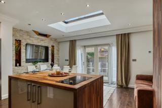 4 Bedroom House in Chiswick- Elegance & Serenity - 8