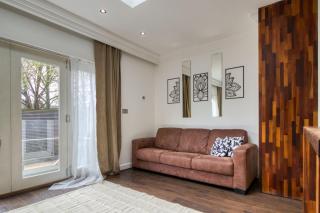 4 Bedroom House in Chiswick- Elegance & Serenity - 7