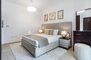 Stunning 1-Bedroom Apartment with full Burj Khalifa View - 5-min walk to Dubai Mall - 6