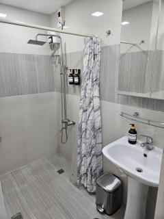 BGC Beautiful Large 1 Bedroom Condo Sleeps 3 Adults - Manila - 9