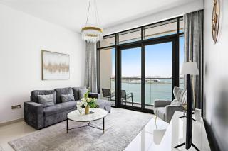 Seaside Serenity: 1-BR Apartment with Beach Access - Dubai - 0