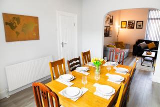 4 Bedrooms Spacious House With 2 Bathrooms Free Parking - sleeps up to 10 guests - 8