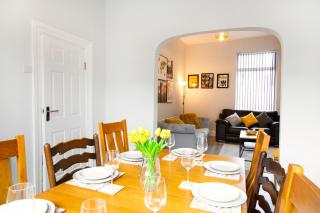 4 Bedrooms Spacious House With 2 Bathrooms Free Parking - sleeps up to 10 guests - Liverpool - 0