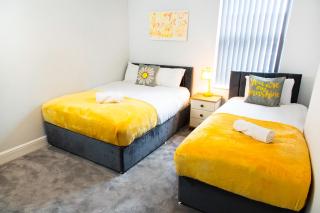 4 Bedrooms Spacious House With 2 Bathrooms Free Parking - sleeps up to 10 guests - Liverpool - 9