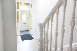 4 Bedrooms Spacious House With 2 Bathrooms Free Parking - sleeps up to 10 guests - Liverpool - 1