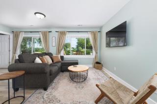 Channel Charmer - Located on Gun Lake - prime spot! - Shelbyville - 1