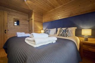 Chiffchaff Lodge with Hot tub - 1