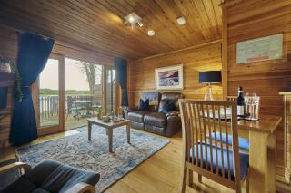 Chiffchaff Lodge with Hot tub - 9