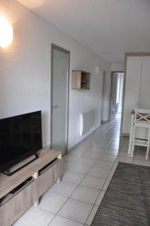 260 lake waterfront holiday apartment with garden - 8