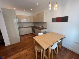 Luxe 2BR Family Oasis in Gibraltar - 4