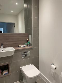 Brand New Stunning 2-Bed Apartment in Dagenham - Dagenham - 3