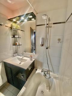 2 bedrooms, 15 min walk to beach, AC, pool & fiber internet in a quiet, private gated domain 5kms to St Tropez - Cogolin - 5