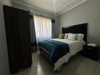 2 bed self-catering cottage -D and S Paradise Home - 5