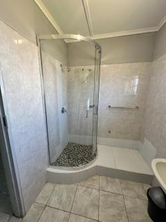 2 bed self-catering cottage -D and S Paradise Home - 1