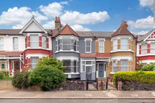 Stylish & Spacious 3-Bed House, Parking and Garden - 9