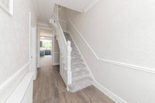 Stylish & Spacious 3-Bed House, Parking and Garden - Finchley - 8