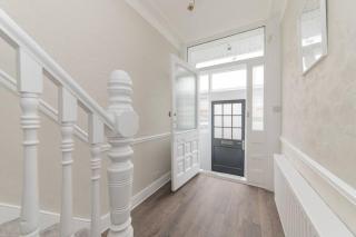 Stylish & Spacious 3-Bed House, Parking and Garden - 7