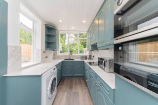 Stylish & Spacious 3-Bed House, Parking and Garden - 4